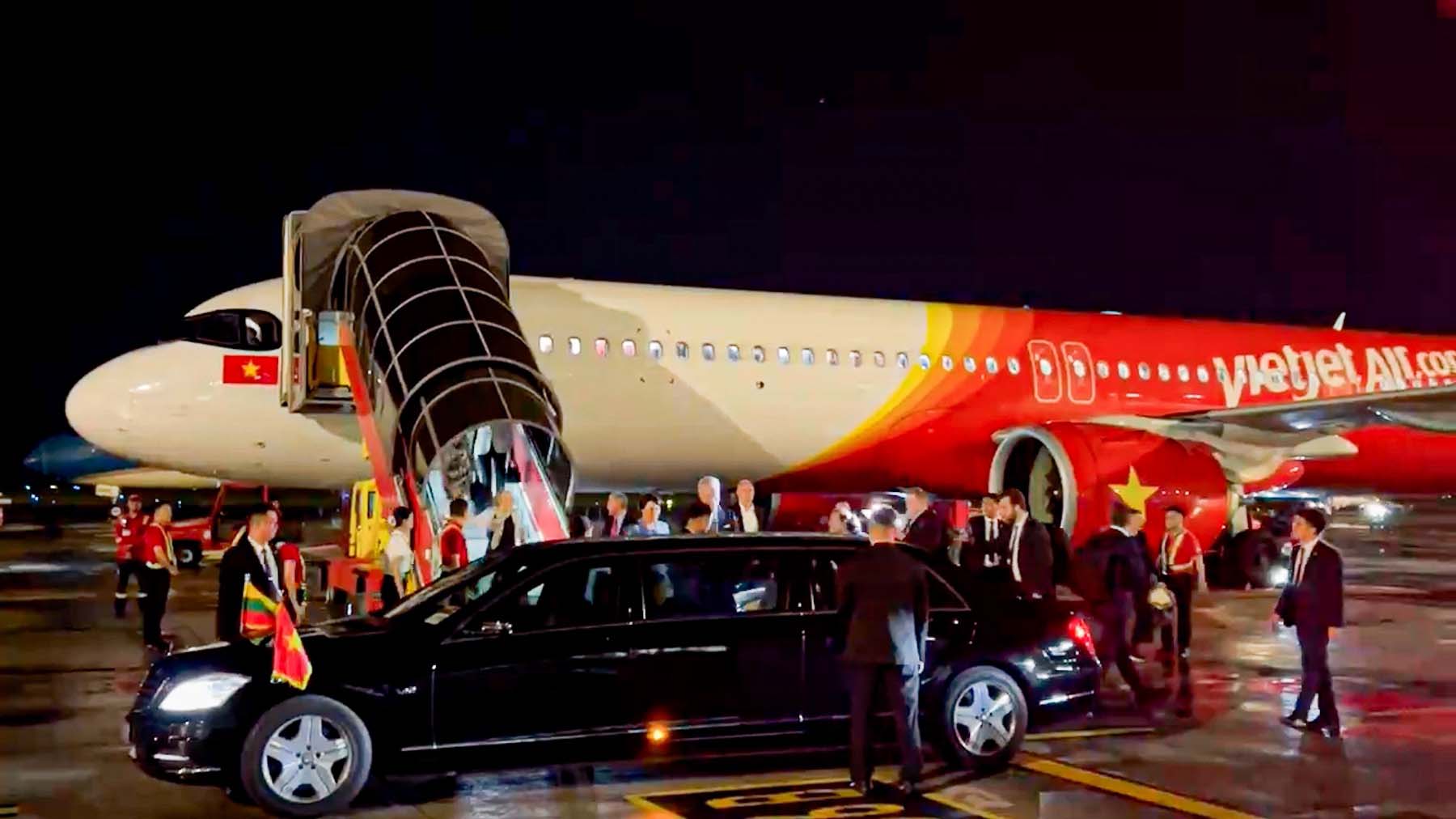 Cong tac phuc vu mat dat don chuyen co cung duoc Vietjet chuan bi day du va chu dao, khang dinh nang luc phuc vu, tinh chuyen nghiep cua Trung tam Khai thac Dich vu Mat dat Vietjet (VJGS) trong linh vuc phuc vu mat dat, dam bao trong thi va an ninh an toan tuyet doi cho chuyen co.
