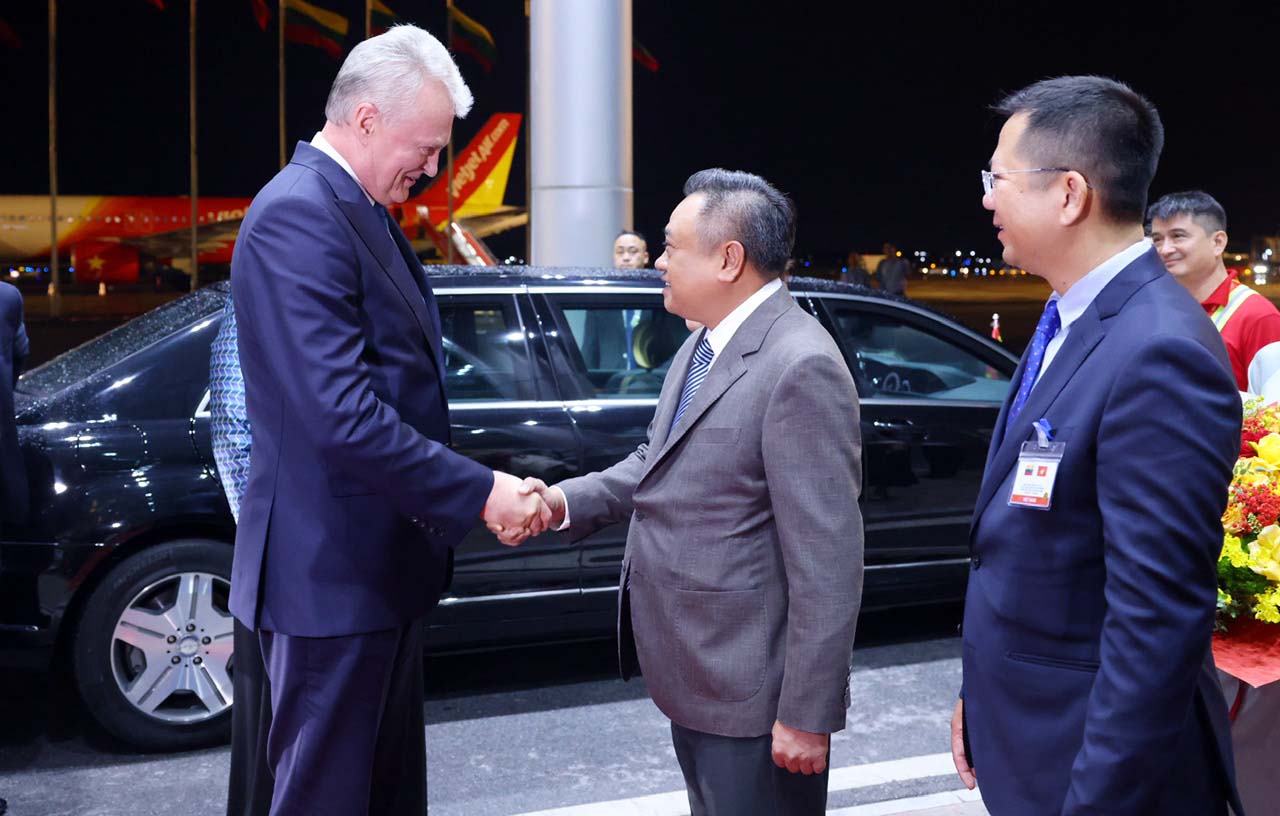 Chu tich UBND Thanh pho Ha Noi Tran Sy Thanh don Tong thong nuoc Cong hoa Litva Gitanas Nauseda va Phu nhan tai San bay Quoc te Noi Bai. (Anh: Pham Kien/TTXVN)