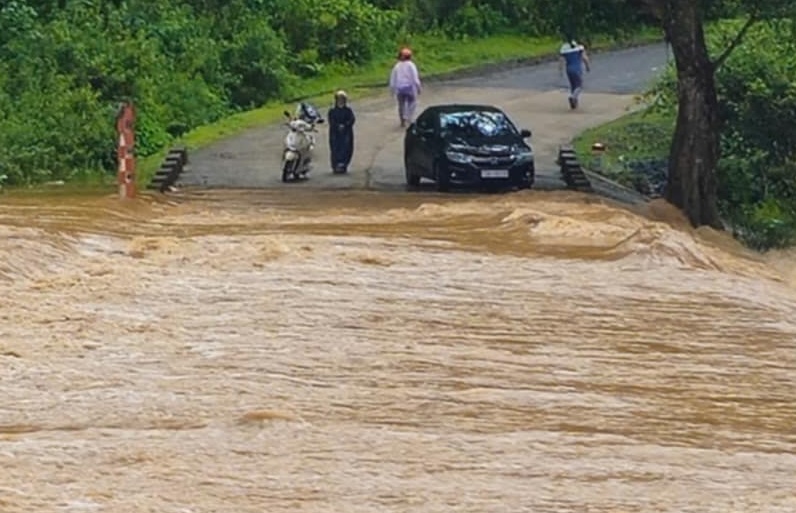 Km25 on National Highway 9B through Thuy Ngan commune was flooded. Photo: Minh Ho