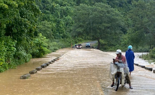 Nuoc ngap khoang 50cm doan qua xa Ngan Thuy. Anh: Minh Ho