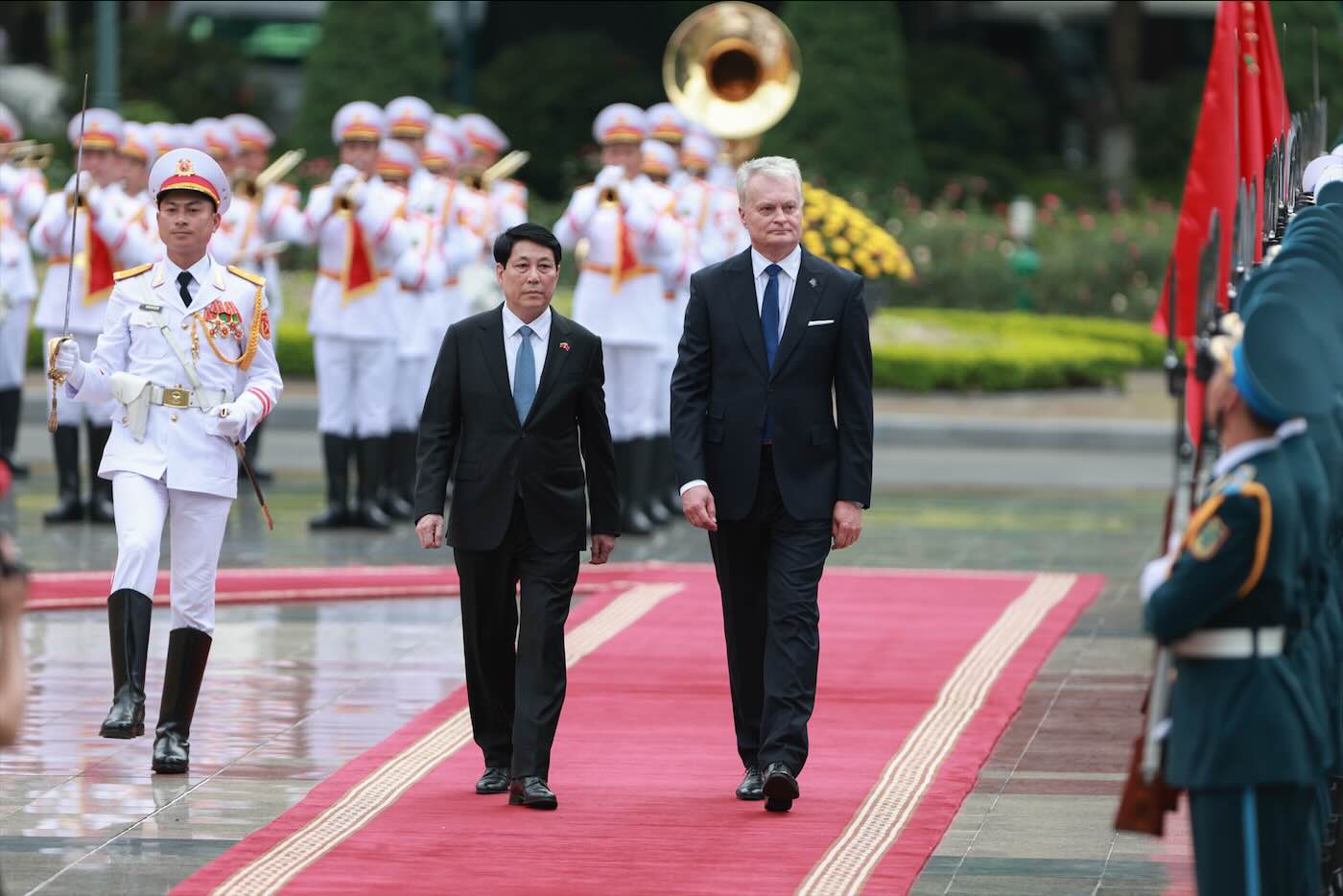 Miembro del Politburo, el presidente Luong Cuong dio la bienvenida al presidente Lituania Gitanas Nausa. Foto: Hai Nguyen