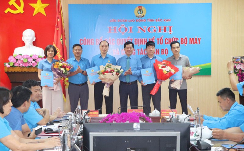 Leaders of the Bac Kan Labor Federation presented decisions on personnel work. Photo: Bac Kan Labor Federation.