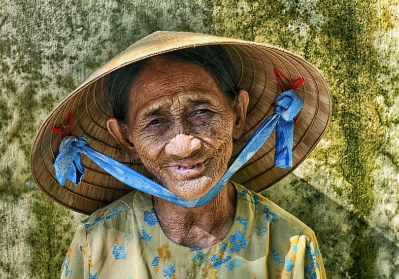 Selling street vendors in Hoi An with conical hats. Photo: Viet Van