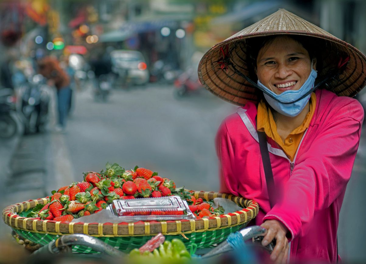 Nu cuoi tren pho co Ha Noi.Anh: Viet Van