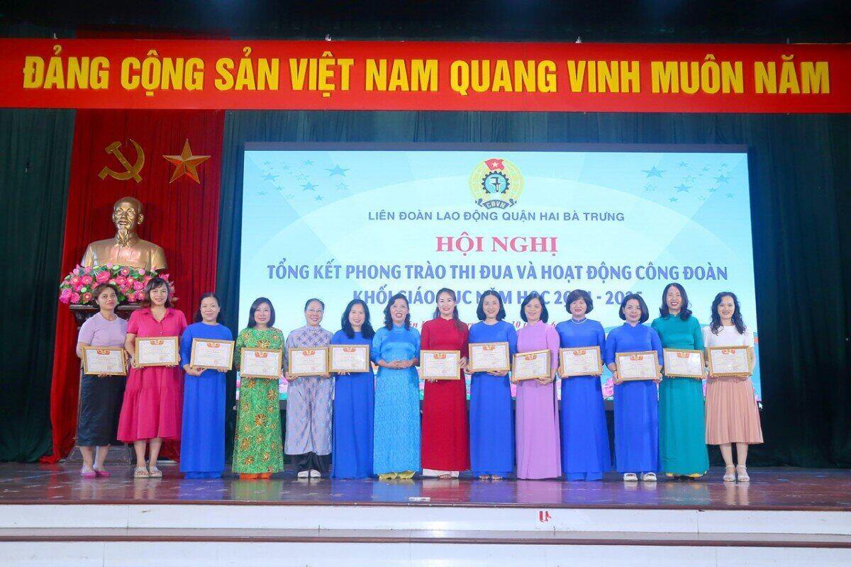 La Federacion Laboral del Distrito de Hai Ba Trung otorgo recompensas a sindicatos de base e individuos en el sector educativo. Foto: Minh Quan