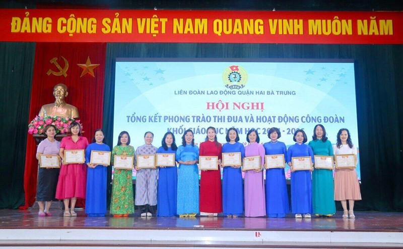 Hai Ba Trung District Labor Federation awards grassroots unions and individuals in the education sector. Photo: Minh Quan