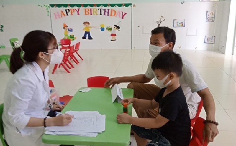The actions of people working at Commune Health Stations are not allowed to be carried out according to the Law on Civil Servants. Photo: Hanh An.