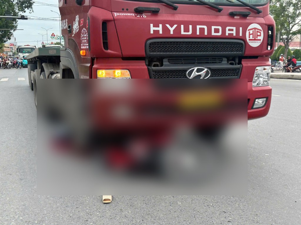 The serious traffic accident between a tractor-trailer and a motorbike caused a woman to die on the spot. Photo: Quyen Pham
