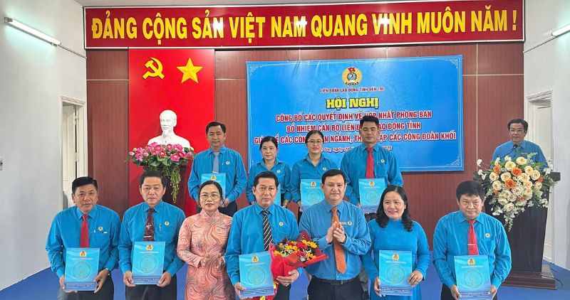 Casi 15,000 miembros, 8 de base de base, 58 sindicatos se establecieron despues de 6 meses. Foto: Hoang loc