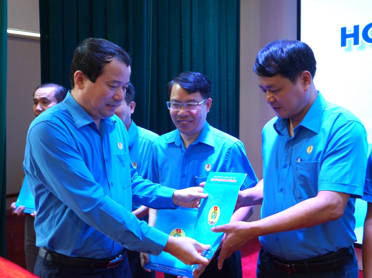 Lanh dao LDLD TP Hai Phong khen thuong cac tap the. Ảnh: Mai Dung