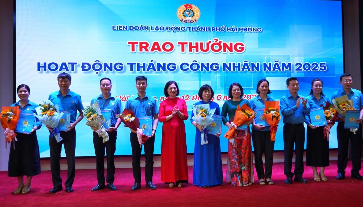 31 tap the duoc bieu duong tai hoi nghi. Ảnh: Mai Dung