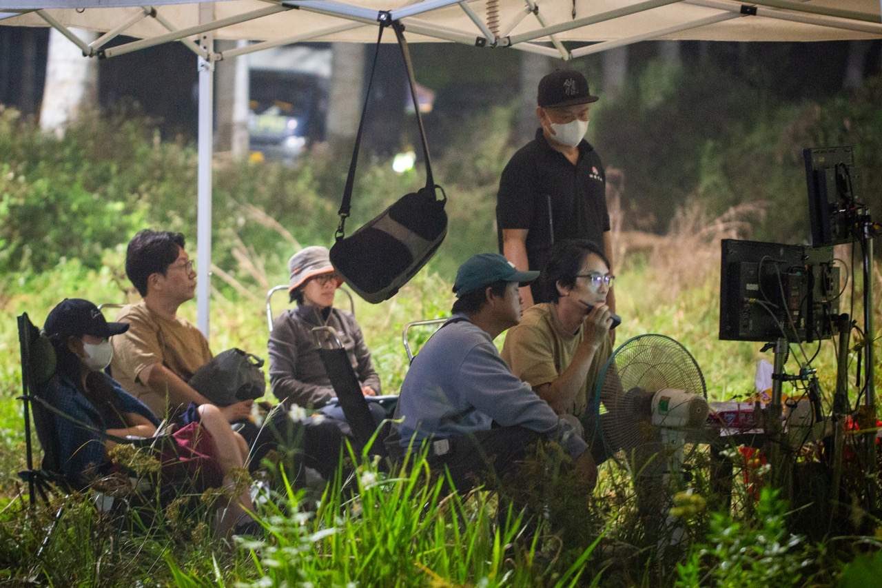 Đoàn phim làm việc trong các cảnh quay. Ảnh: Đoàn phim cung cấp.  
