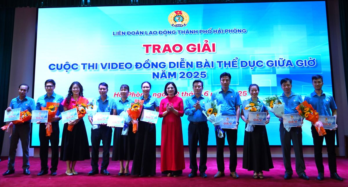 Ban To chuc trao giai cuoc thi video clip the duc giua gio trong CNVCLD. Ảnh: Mai Dung