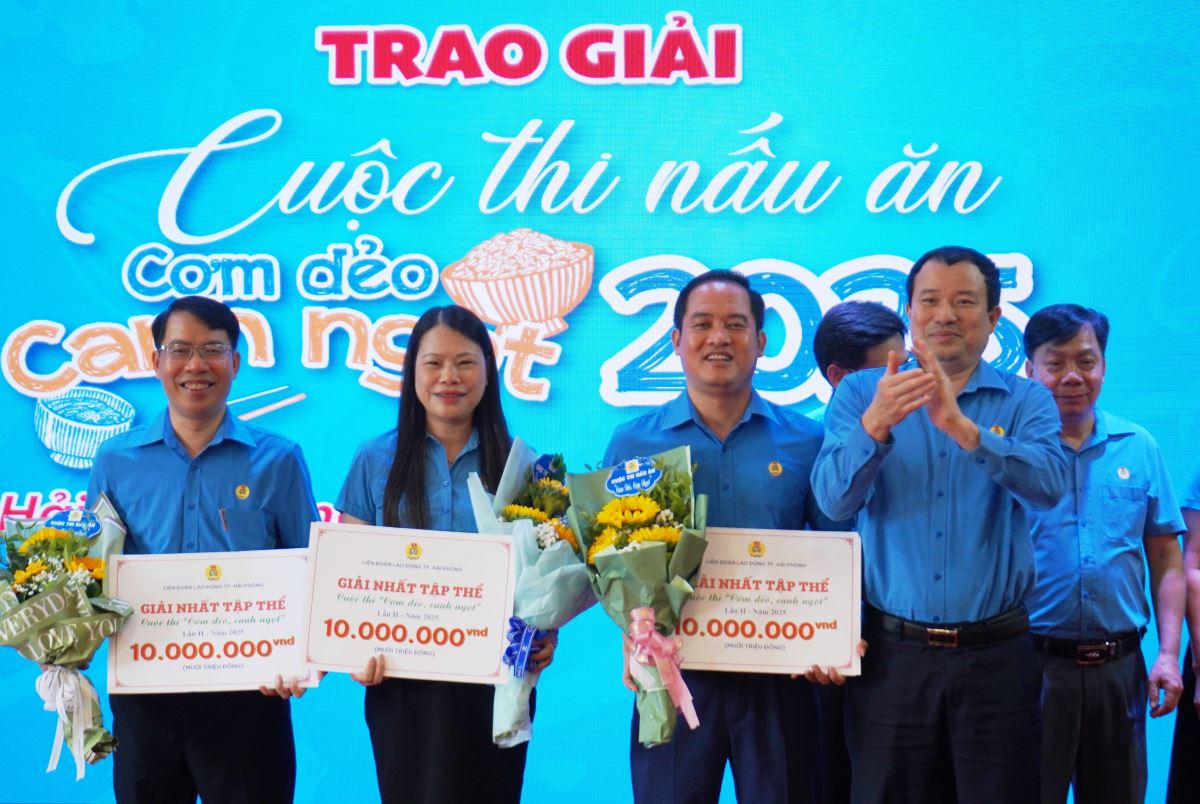 El liderazgo de la Federacion Laboral de Hai Phong otorgo la dulce sopa dulce. Foto: Mai Dung