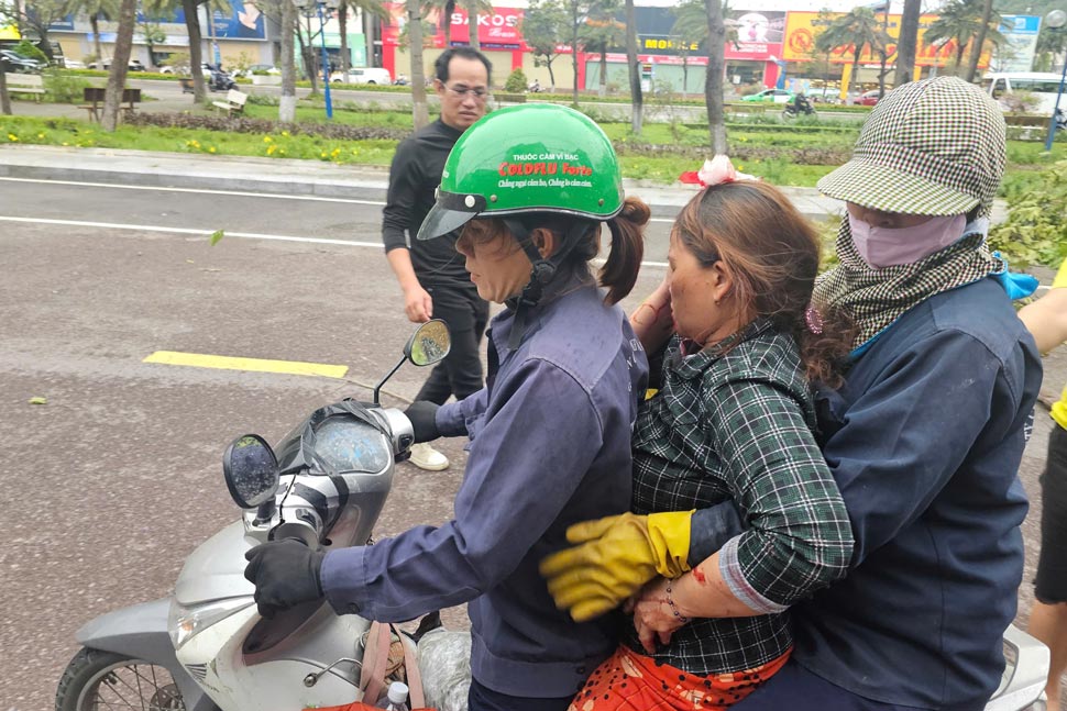La mujer que resulto herida por arboles resulto herida en Quy Nhon Street (Binh Dinh) fue llevada al hospital. Foto: Thanh Thanh