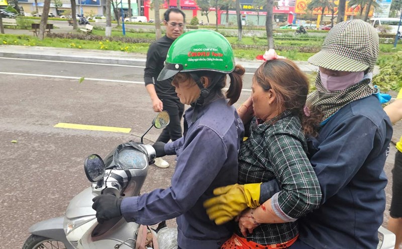 The woman injured by a fallen tree on Quy Nhon Street (Binh Dinh) was taken to the hospital. Photo: Thanh Thanh