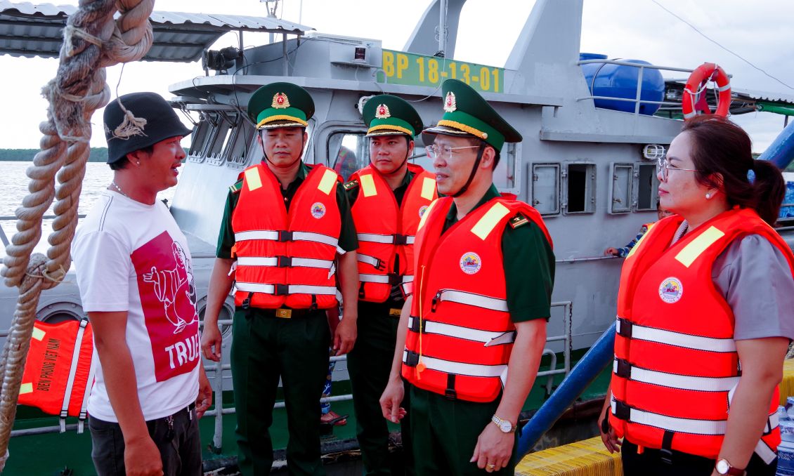 Nganh chuc nang thuong xuyen tuyen truyen cho ngu dan ve cong tac chong khai thac IUU. Anh: Van Long