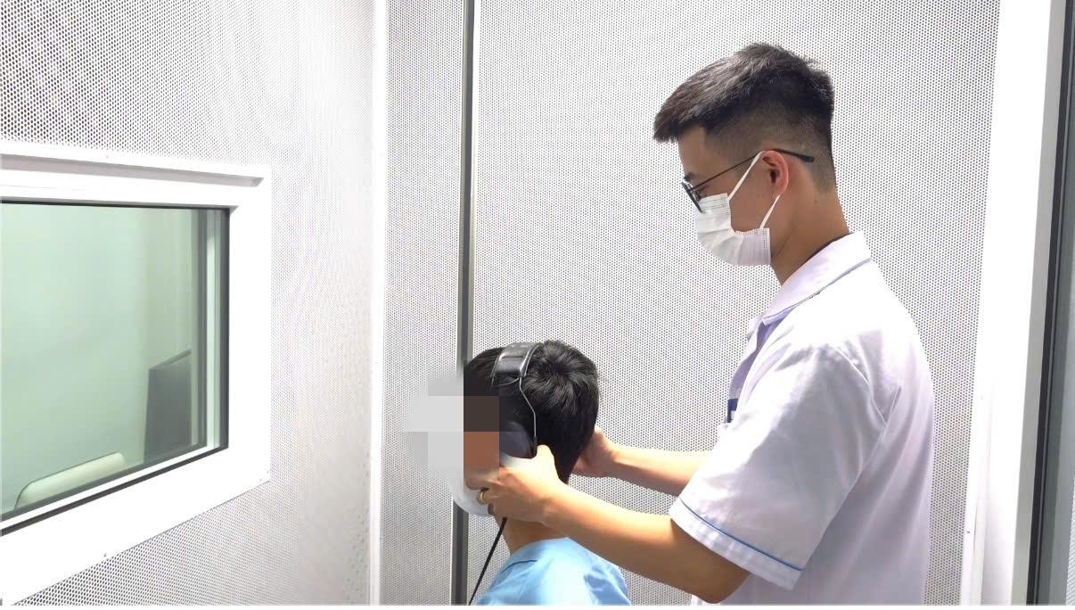 The doctor examined a patient who had almost lost his hearing due to night baths. Photo: Thanh Dang
