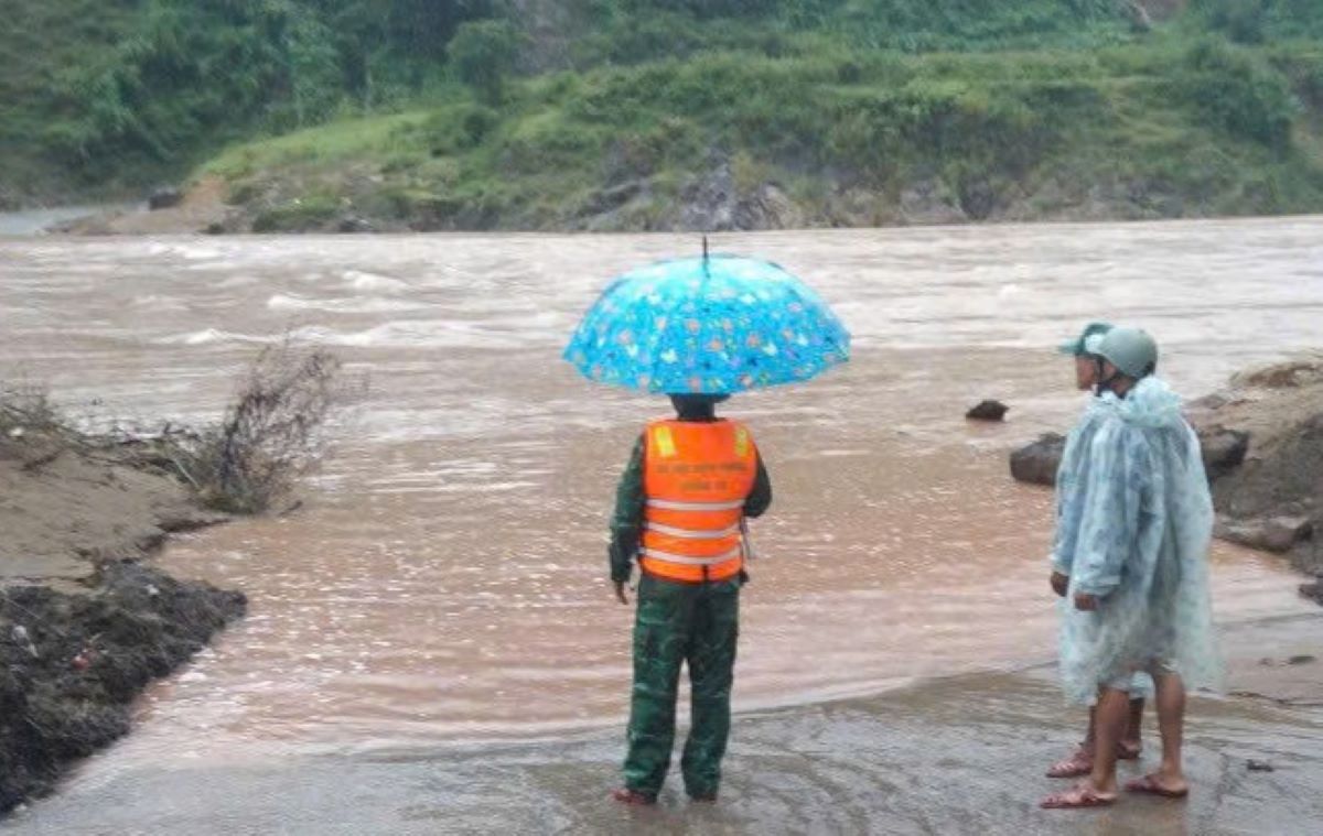 Cau tran o huyen mien nui Dakrong bi ngap. Anh: Han Nguyen