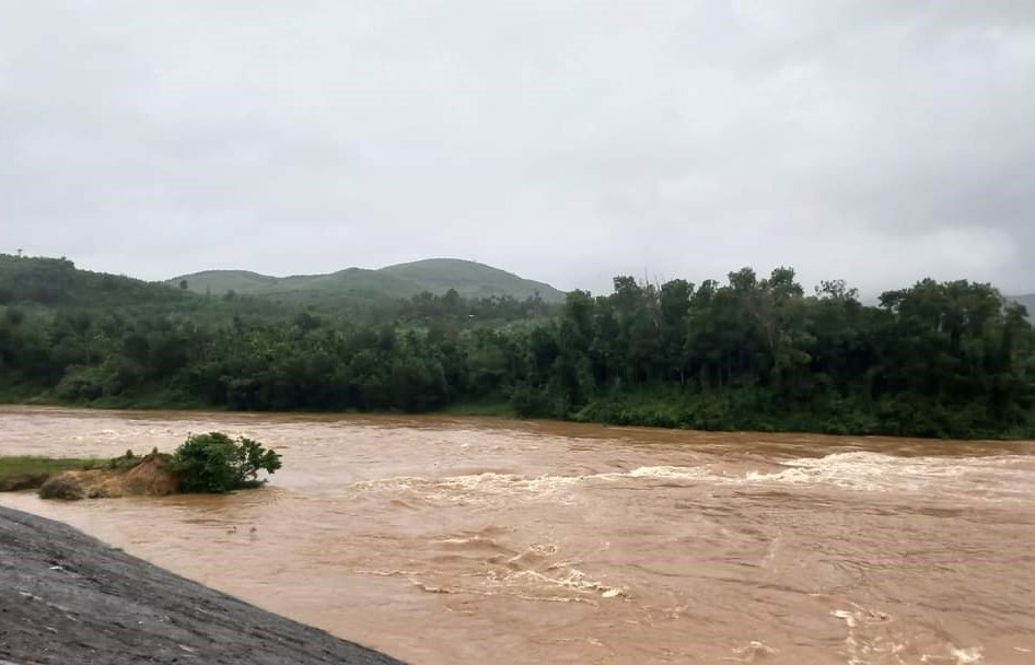 Du bao mua lon, nuoc tu thuong nguon do ve khien nhieu dia phuong chim trong nuoc  