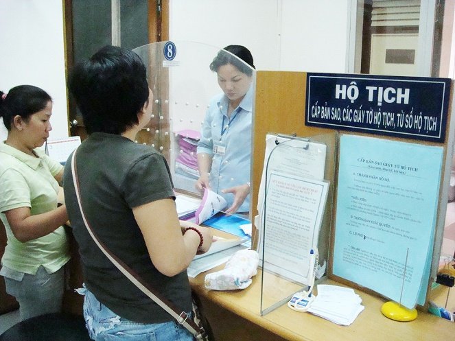 The People's Committee of the commune implements state management of civil status in the locality. Photo: VGP