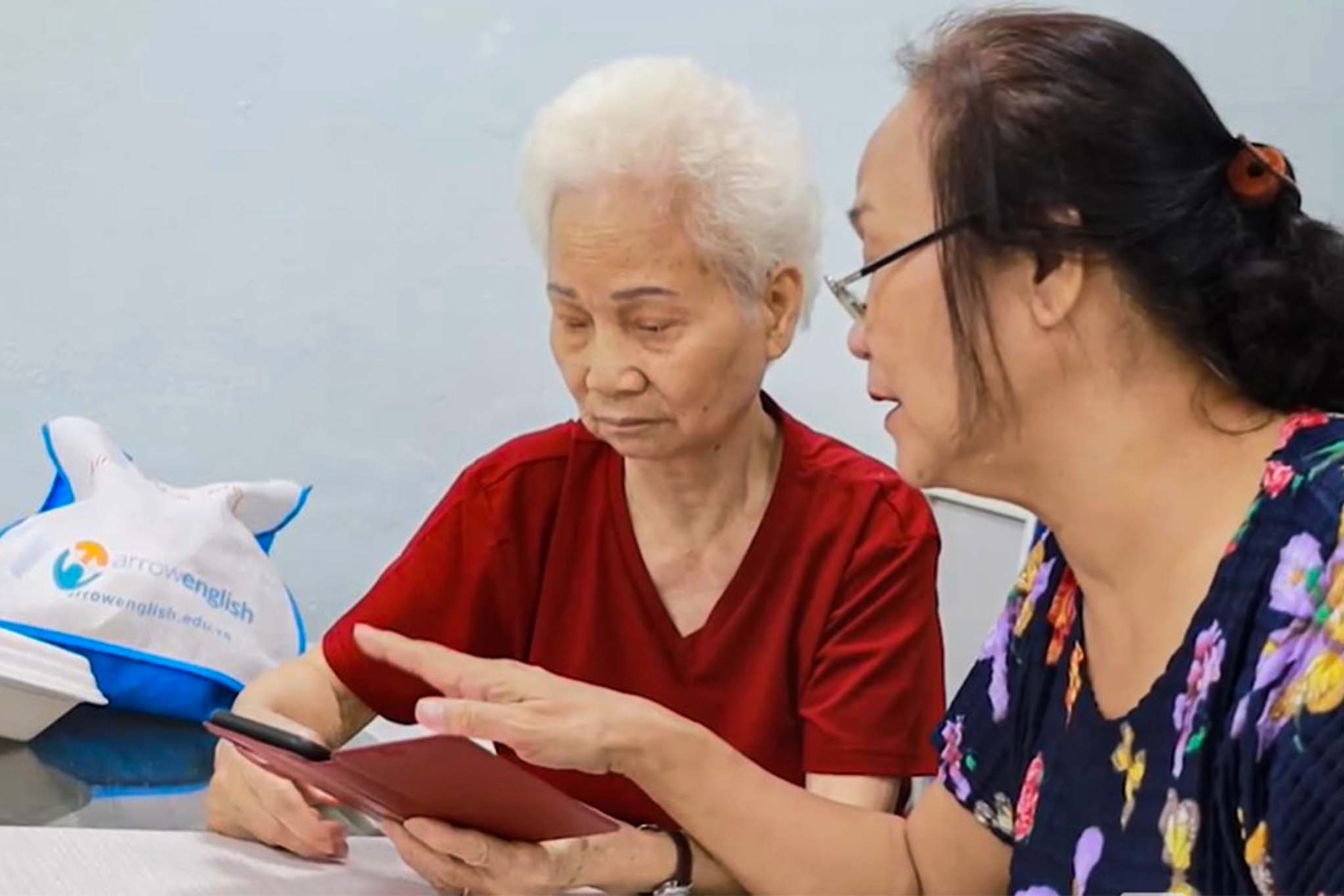 Smartphones for the elderly and ways to customize interfaces and features for easier use. Photo: Nhu Quynh