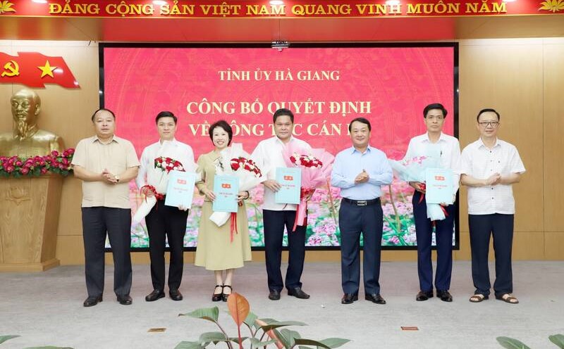 The Standing Committee of the Ha Giang Provincial Party Committee presented the decision and presented flowers to congratulate the comrades assigned and appointed to the positions of Chairman and Vice Chairman of the Provincial Fatherland Front Committee. Photo: Van Nghi
