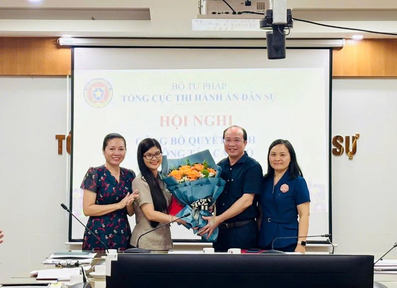 The General Department of Civil Judgment Enforcement announced and presented the Decision on personnel work. Photo: General Department of Civil Judgment Enforcement