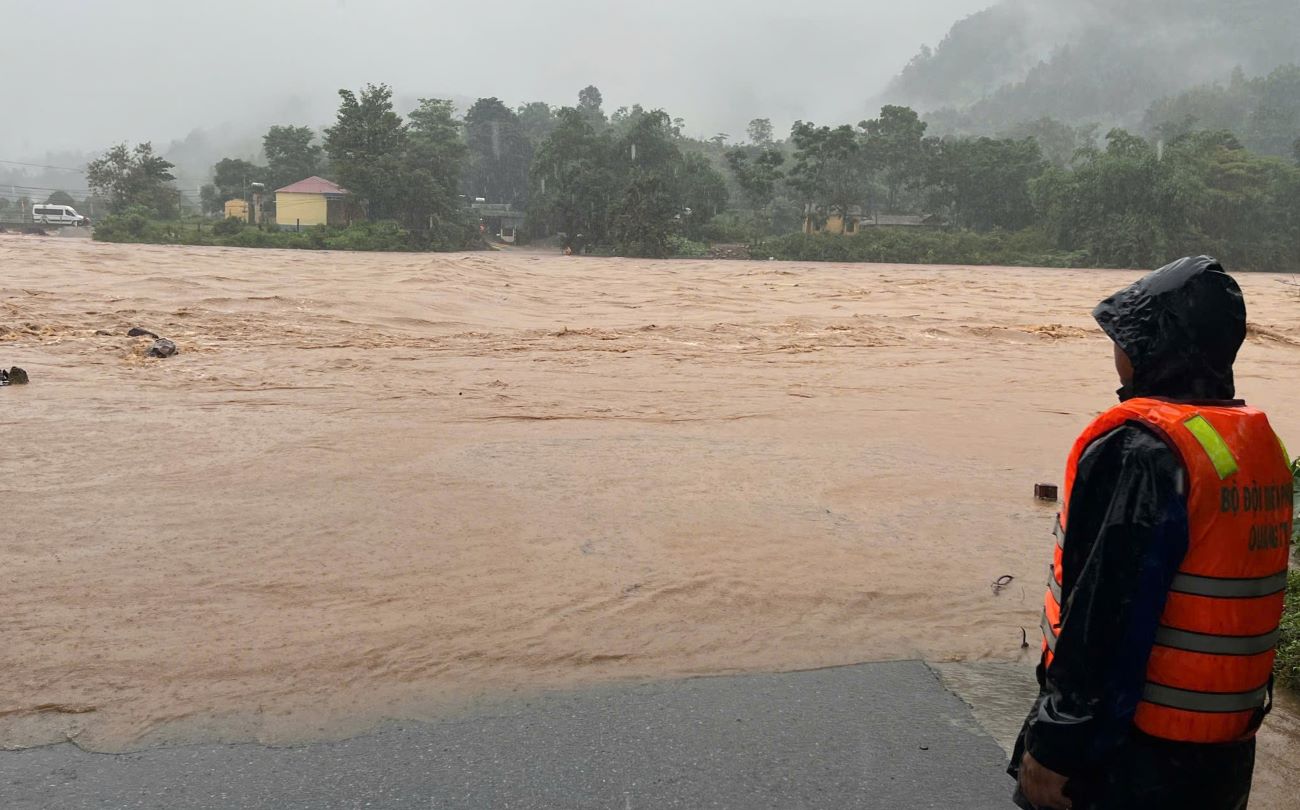 Las fuertes lluvias causaron puentes de desbordamiento para dividir muchas areas en las montañas de la provincia de Quang Tri. Foto: Han Nguyen