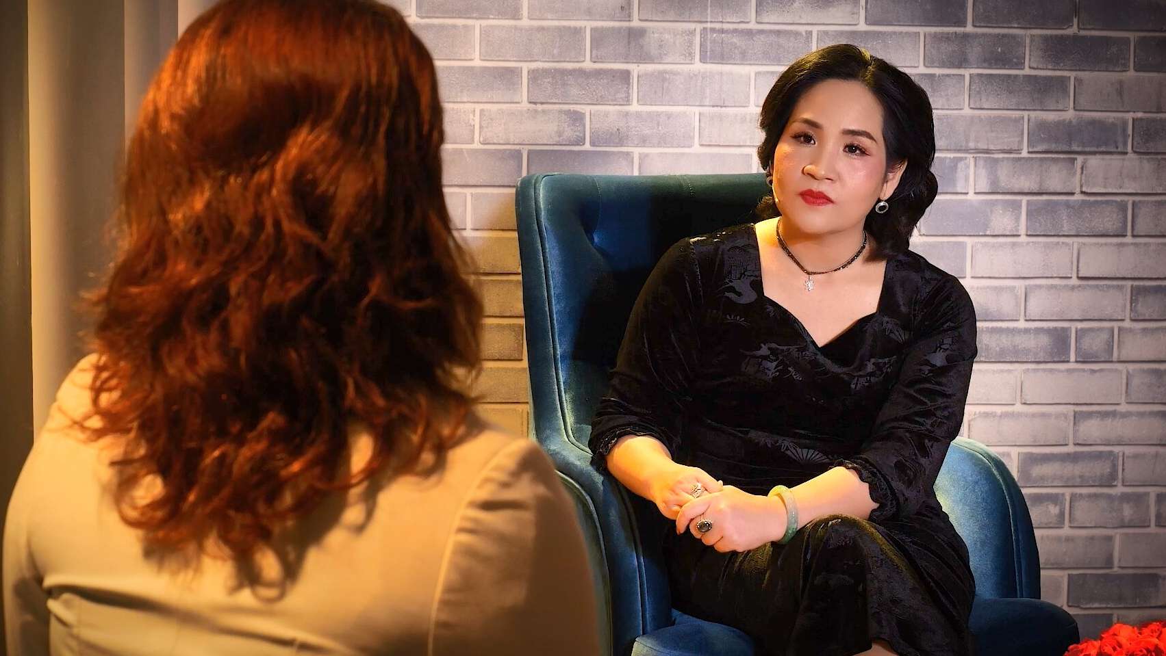 Ms. B confided to the MC about the incident after the divorce in The Third Person. Photo: Jet Producer.