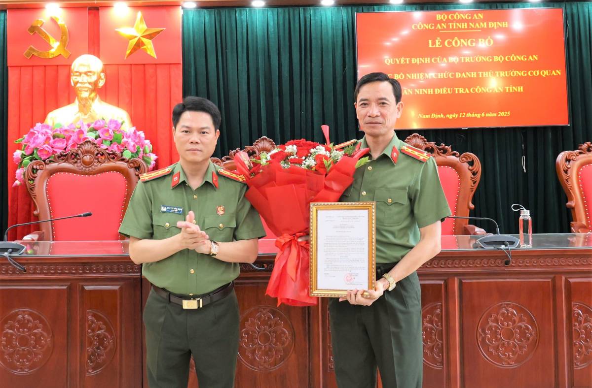 Authorized by the Minister of Public Security, Colonel Nguyen Huu Manh - Director of Nam Dinh Provincial Police presented the decision to appoint the position of Head of the Provincial Police Investigation Security Agency to Colonel Mai Dai Trung - Deputy Director of the Provincial Police. Photo: Nam Dinh Provincial Police