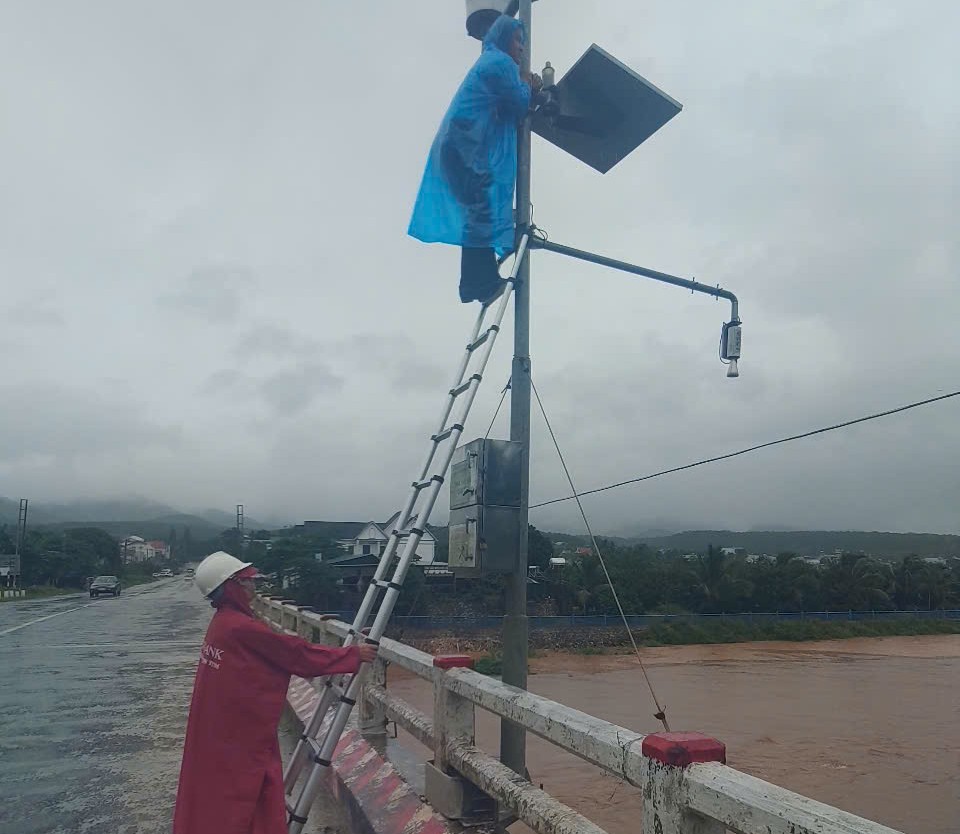 Kon Tum Hydrometeorological Station staff measured the water level on the river to warn of the risk of flooding. Photo: Thanh Tuan