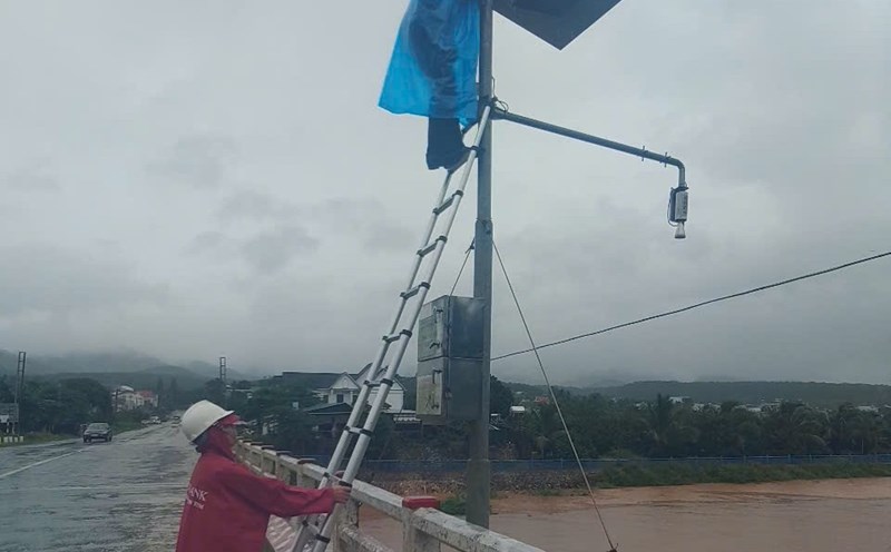 Kon Tum Hydrometeorological Station staff measured the water level on the river to warn of the risk of flooding. Photo: Thanh Tuan