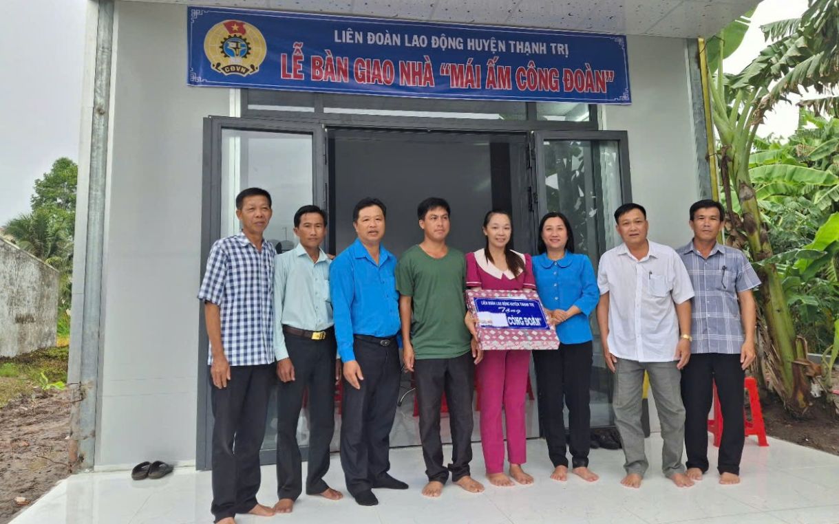 Lanh dao LDLD tinh Soc Trang trao tang nha Mai am Cong doan cho doan vien kho khan ve nha o tai huyen Thanh Tri. Anh: LDLD huyen Thanh Tri