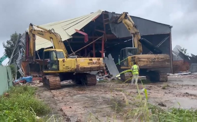 Phu Quoc City authorities enforced land violations in Duong To commune on June 11. Photo: Phu Quoc City People's Committee