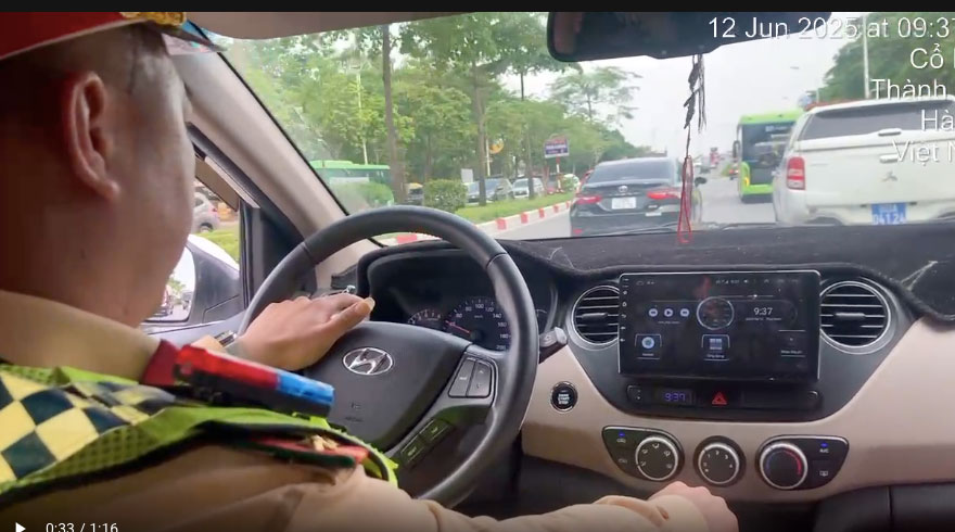 La policia de transito uso vehiculos especiales para dar un derrame cerebral con el Hospital Bach Mai para recibir tratamiento de emergencia. Corte de fotos del clip: Departamento de Policia de Trafico