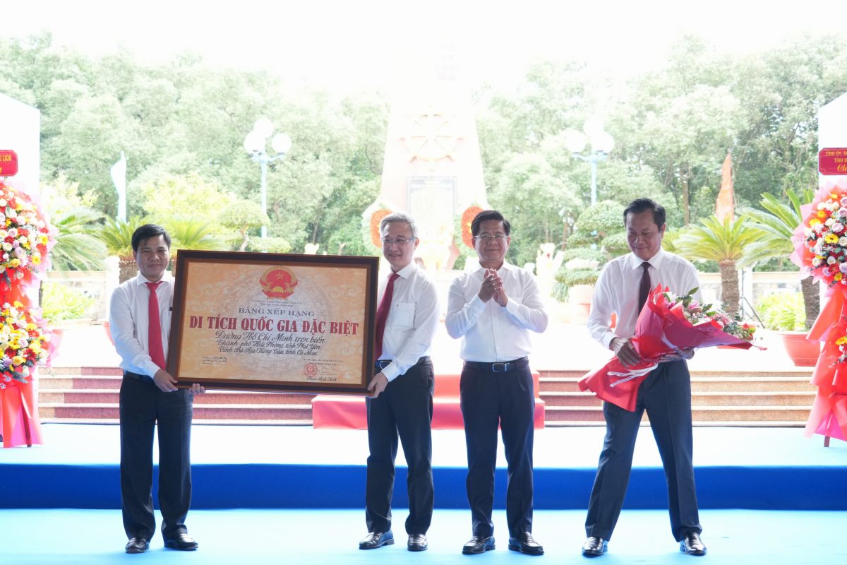 Ba Ria -  Vung Tau cong bo, don nhan bang xep hang Di tich Quoc gia dac biet Duong Ho Chi Minh tren bien. Anh: Thanh An