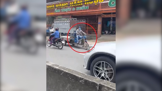Hinh anh ong H di nguoc chieu tren duong Phan Van Hon (Quan 12) bi nguoi dan ghi lai. Anh: Cat ra tu clip.