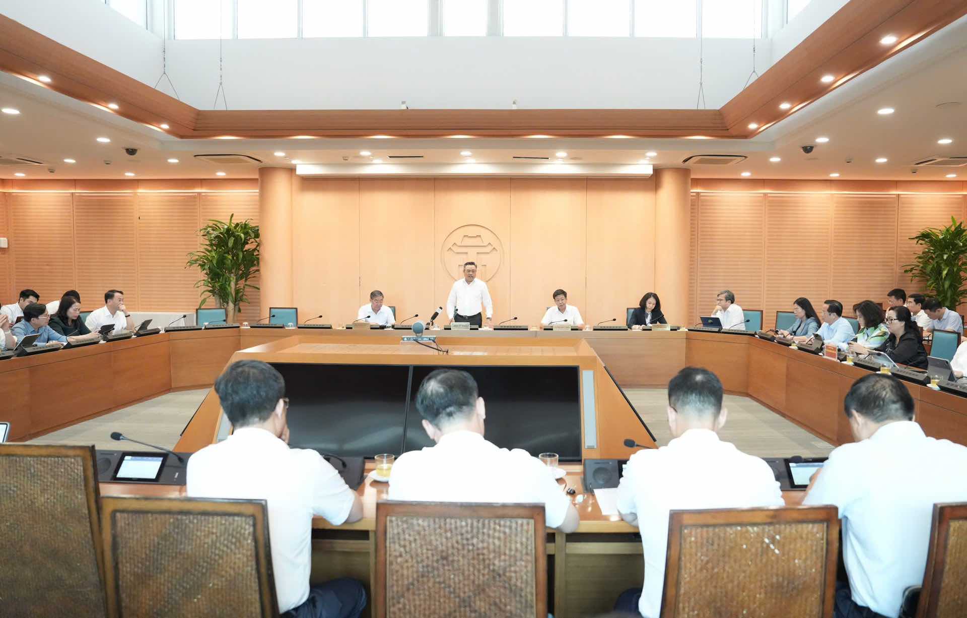 El presidente del Comite Popular de Hanoi, Tran Sy Thanh, presidio la reunion con el grupo de trabajo. Foto: Dinh Hiep