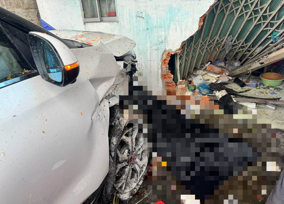 Xe oto lao vao nha dan, tong 1 nguoi tu vong truoc dau xe. Anh: Duy Tuan