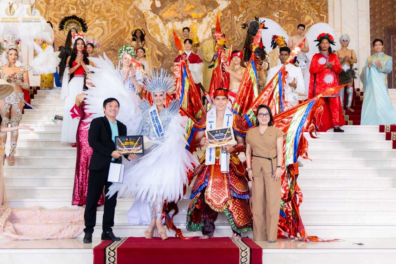 Cac thi sinh Hoa hau va Nam vuong Sieu mau The hinh the gioi dat giai. Anh: Ban to chuc cuoc thi.