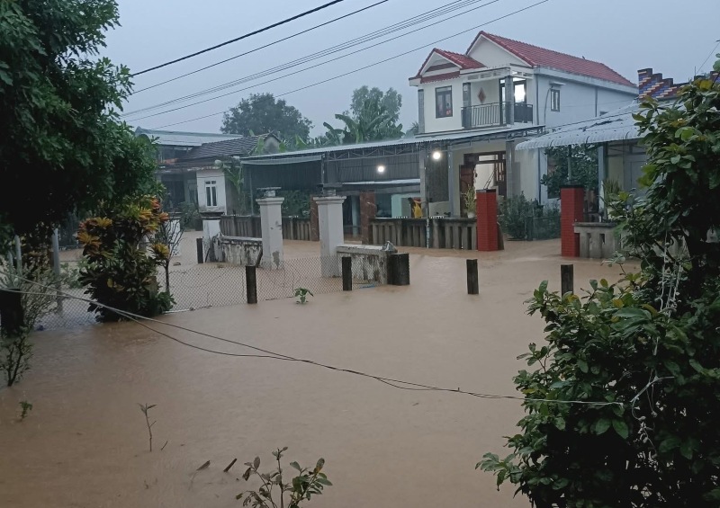 Casas, alimentos y cultivos de Dai Loc y Quang Nam se envuelven en el mar despues de las inundaciones. Foto: Truong An