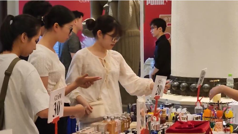 More than 300 famous brands are discounted in Da Nang. Photo: Nguyen Thi