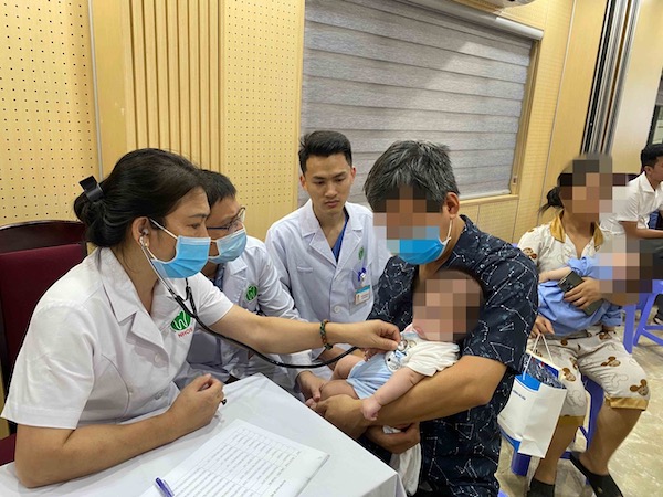 Los medicos examinan a los niños con brecha de labios dental antes de la cirugia. Foto: Thuy Linh