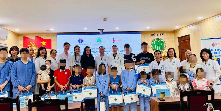 Benh vien tang qua cho cac benh nhi. Anh: Thuy Linh