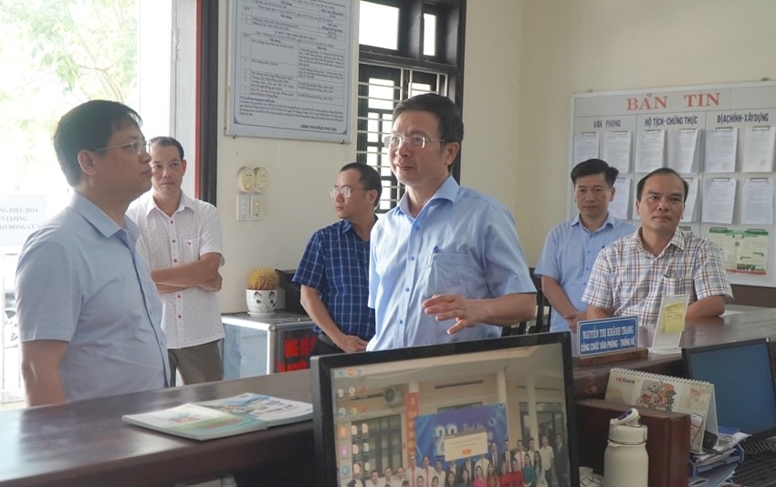 Lanh dao TP Hue kiem tra cong tac chuan bi bo may cap xa, phuong moi di vao hoat dong tu ngay 1.7. Anh: Van Bon