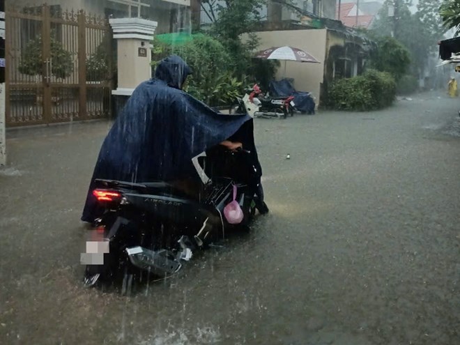 Mua lon lam mot so tuyen duong o Hue bi ngap, phuong tien cua nguoi dan chet may. Anh: N. Minh.