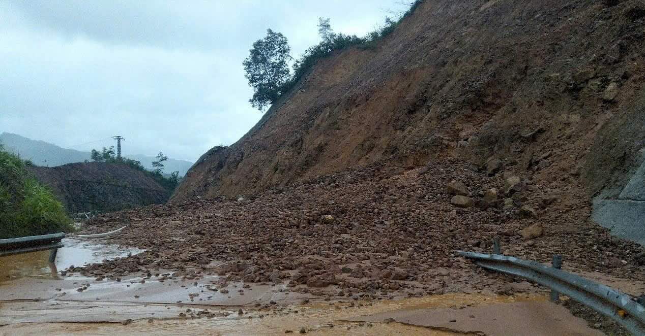 Mua lon gay sat lo duong dan cao toc La Son - Tuy Loan. Anh: Van Hoa.