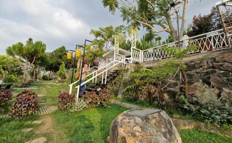 The project was illegally built on agricultural land and encroached on Mr. Xuan's Nam Phuong 1 lake corridor. Photo: Lam Hong