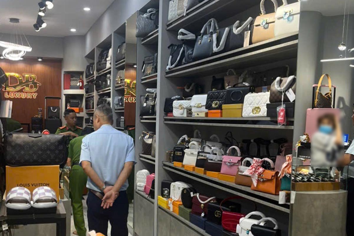 Las autoridades inspeccionan los puntos comerciales en Ward 1, Tan An City, durante mucho tiempo una provincia descubrio que los bienes sin facturas y cupones. Foto: Long An Policy